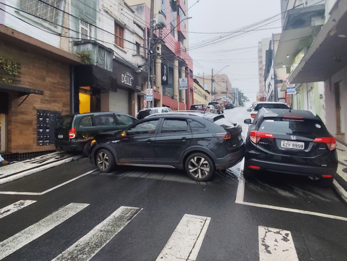 COLISÃO ENVOLVENDO TRÊS VEÍCULOS É REGISTRADA NO CENTRO