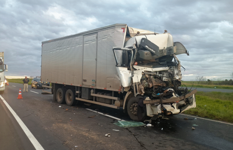 COLISÃO ENTRE CAMINHÕES NA BR-376 DEIXA MOTORISTA PRESO ÀS FERRAGENS