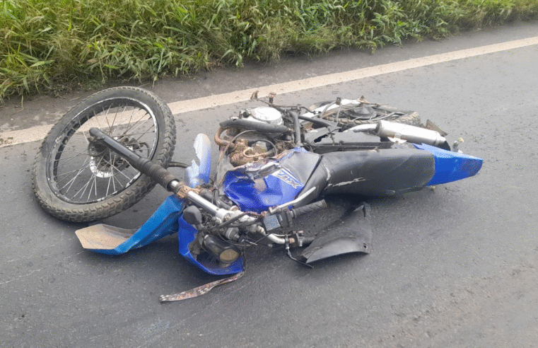 MOTOCICLISTA FICA GRAVEMENTE FERIDO AO SE CHOCAR COM CARRETA PARADA NA BR-376