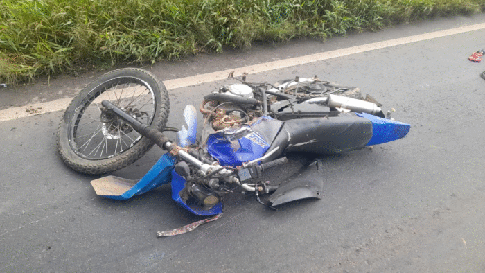 MOTOCICLISTA FICA GRAVEMENTE FERIDO AO SE CHOCAR COM CARRETA PARADA NA BR-376