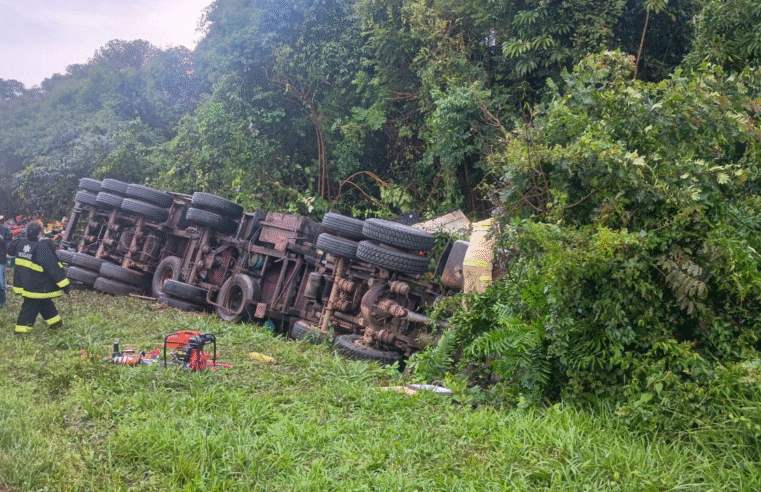 TRAGÉDIA NA BR-373: MOTORISTA MORRE APÓS CARRETA TOMBAR