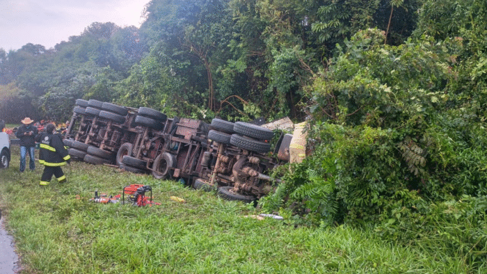 TRAGÉDIA NA BR-373: MOTORISTA MORRE APÓS CARRETA TOMBAR