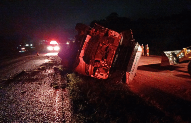 COLISÃO FRONTAL COM TOMBAMENTO DE CARRETA NA PR-151 – DOIS FERIDOS GRAVES