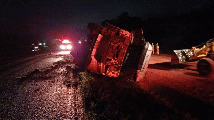 COLISÃO FRONTAL COM TOMBAMENTO DE CARRETA NA PR-151 – DOIS FERIDOS GRAVES