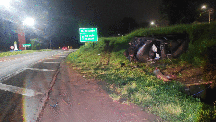 CONDUTOR FICA FERIDO EM CAPOTAMENTO NA PR-151
