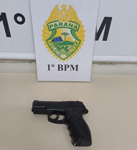 HOMEM É DETIDO APÓS AMEAÇAR MULHERES COM RÉPLICA DE ARMA DE FOGO