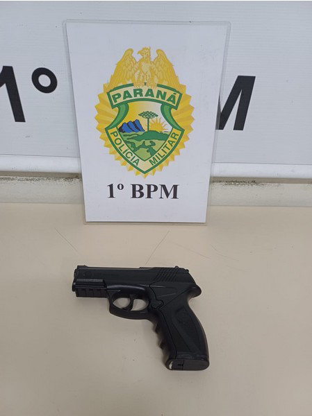 HOMEM É DETIDO APÓS AMEAÇAR MULHERES COM RÉPLICA DE ARMA DE FOGO