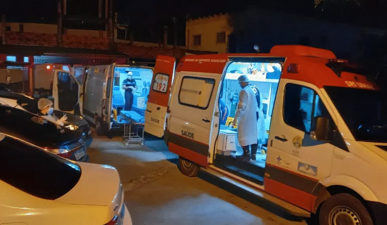 GRAVE ACIDENTE EM PONTA GROSSA: MOTOCICLISTA DE 18 ANOS É ENTUBADA APÓS COLIDIR COM CAMINHÃO
