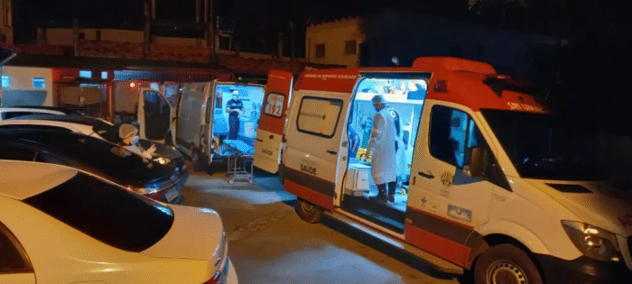 GRAVE ACIDENTE EM PONTA GROSSA: MOTOCICLISTA DE 18 ANOS É ENTUBADA APÓS COLIDIR COM CAMINHÃO