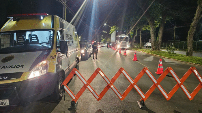 OPERAÇÃO CIDADE SEGURA BLOQUEIA RUAS E PRENDE FORAGIDO