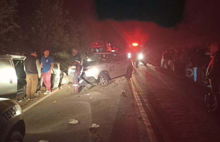 COLISÃO FRONTAL DEIXA FERIDOS – UMA DAS CONDUTORAS TINHA APENAS 16 ANOS