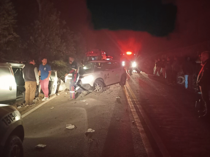 COLISÃO FRONTAL DEIXA FERIDOS – UMA DAS CONDUTORAS TINHA APENAS 16 ANOS