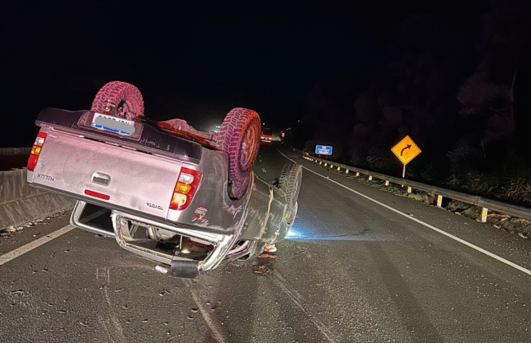 HILUX CAPOTA NA BR-376 EM TIBAGI E MENINO DE 10 ANOS FICA FERIDO
