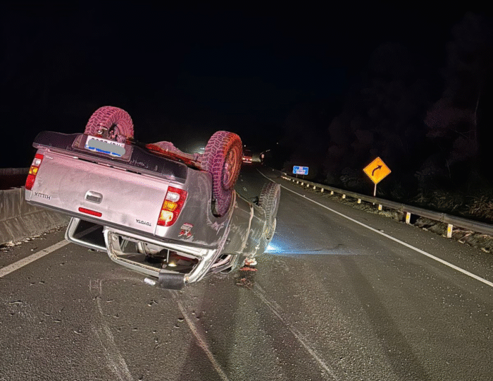 HILUX CAPOTA NA BR-376 EM TIBAGI E MENINO DE 10 ANOS FICA FERIDO