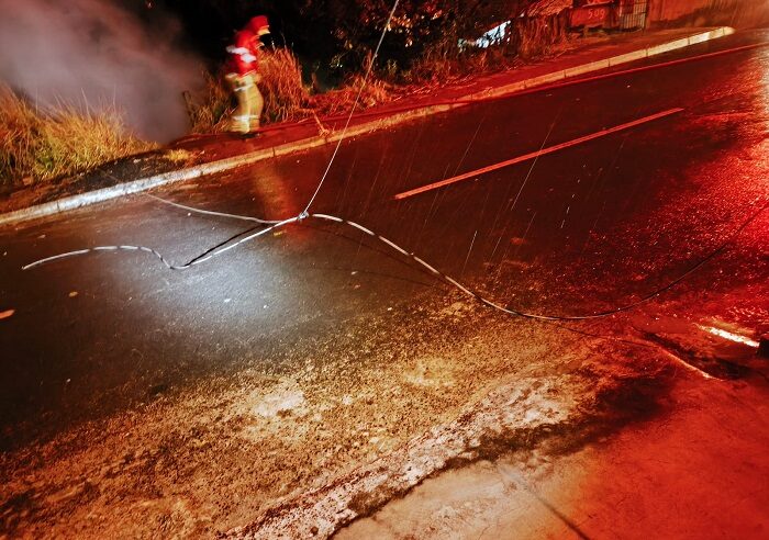 POLÍCIA MILITAR EVITOU QUE INCÊNDIO ATINGISSE RESIDÊNCIAS VIZINHAS NA VILA SANTO ANTÔNIO