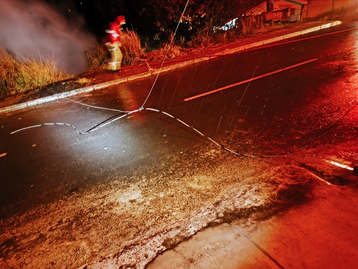 POLÍCIA MILITAR EVITOU QUE INCÊNDIO ATINGISSE RESIDÊNCIAS VIZINHAS NA VILA SANTO ANTÔNIO