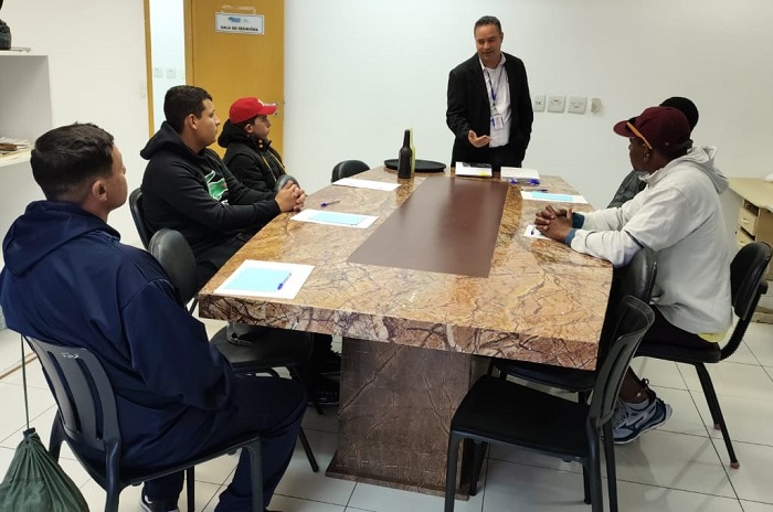 SENAC MINISTRA CURSO GRATUITO DE TÉCNICAS PARA GARÇOM PELO CREAS