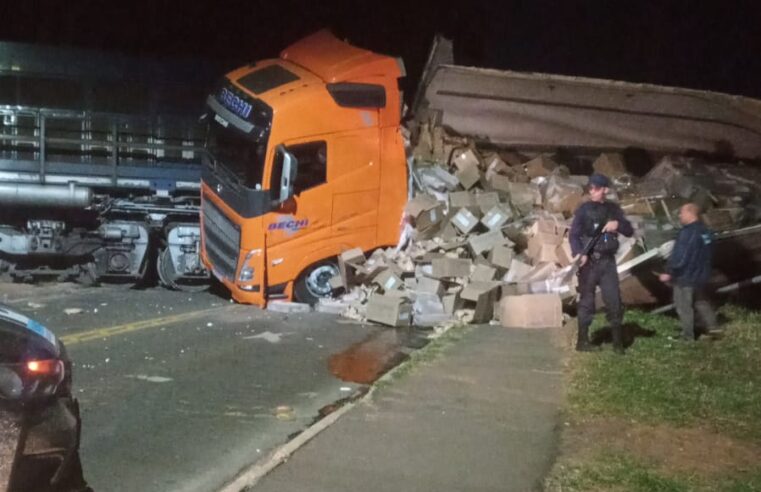 COLISÃO ENTRE CAMINHÃO E TREM BLOQUEIA RUA NO BAIRRO NEVES, EM PONTA GROSSA — CARGA DE CONGELADOS CAI NA PISTA