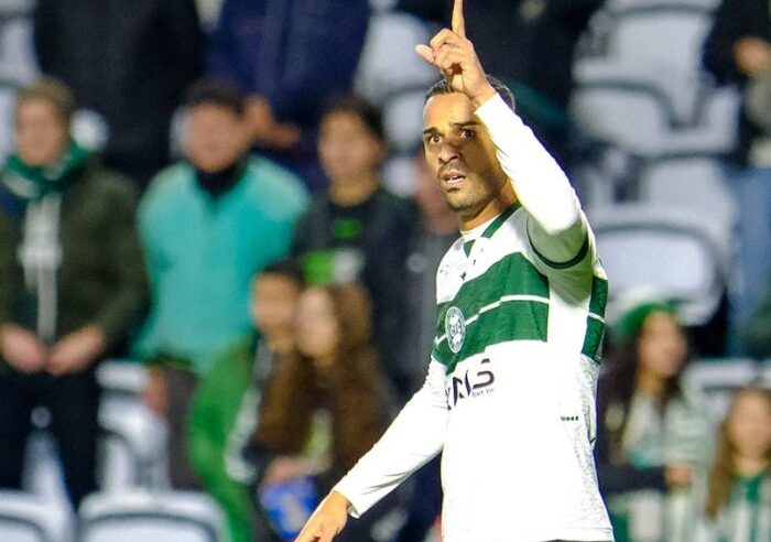 CORITIBA VENCE O VOLTA REDONDA COM 2 GOLS DE DELATORRE E ASSUME A LIDERANÇA