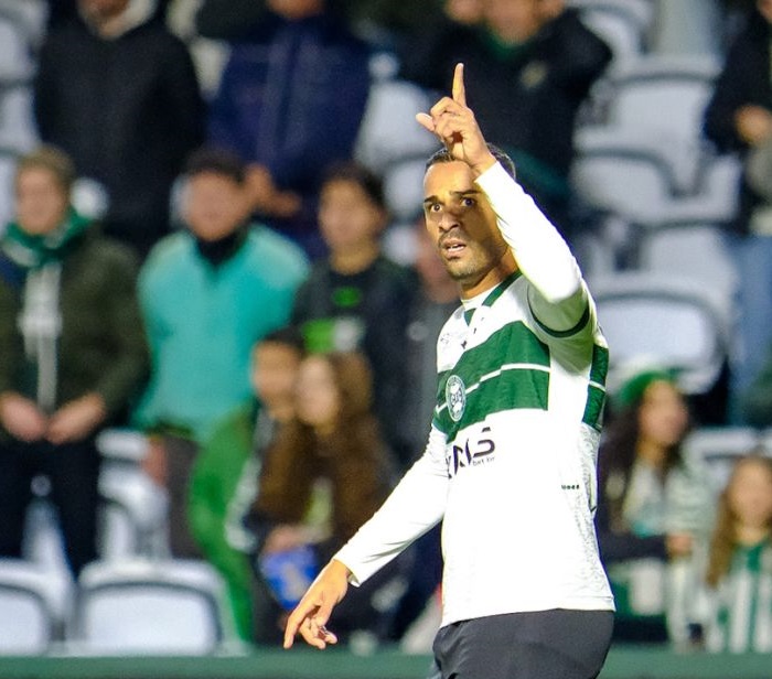 CORITIBA VENCE O VOLTA REDONDA COM 2 GOLS DE DELATORRE E ASSUME A LIDERANÇA