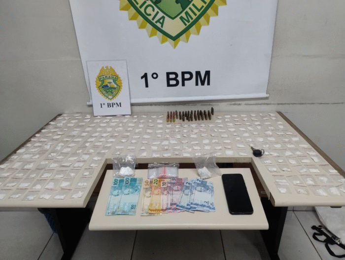 PM APREENDE DROGAS, MUNIÇÕES E PRENDE SUSPEITO EM FLAGRANTE NO BAIRRO NOVA RÚSSIA