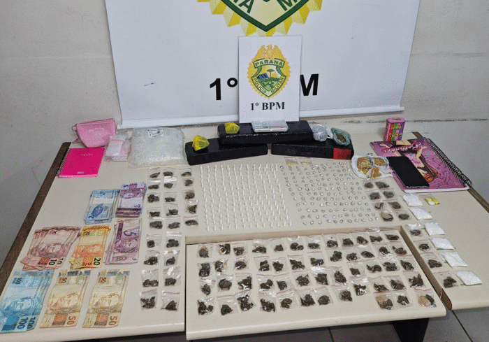 PM APREENDE DROGAS E PRENDE DOIS SUSPEITOS NO BAIRRO CONTORNO