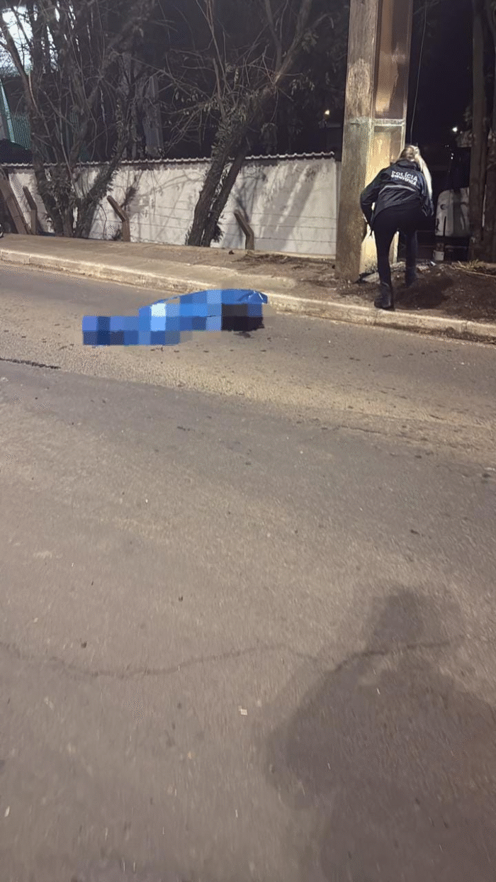 TRAGÉDIA NA ESTRADA – JOVEM MORRE AO COLIDIR COM POSTE