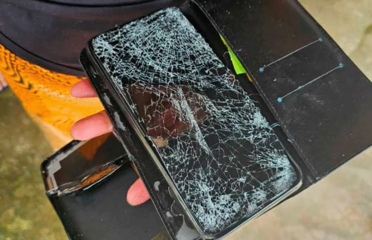 HOMEM É LEVADO À DELEGACIA APÓS AGREDIR COMPANHEIRA E QUEBRAR CELULAR