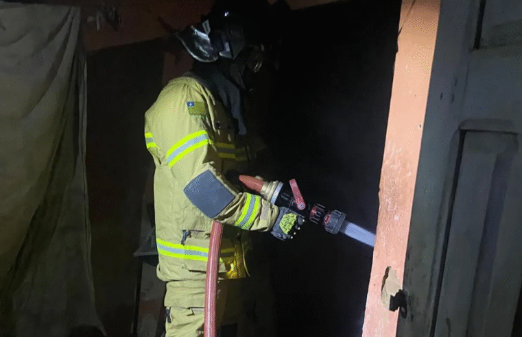 HOMEM É AGREDIDO E CASA É INCENDIADA NA MADRUGADA NO BAIRRO CHAPADA