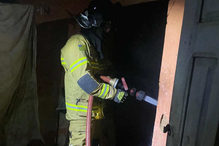 HOMEM É AGREDIDO E CASA É INCENDIADA NA MADRUGADA NO BAIRRO CHAPADA