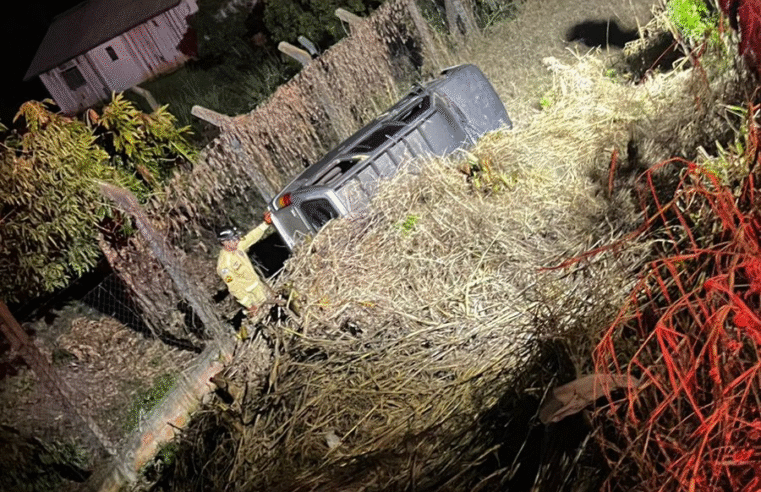 VEÍCULO CAPOTA AO CAIR EM BARRANCO NA RUA CAMPO LARGO