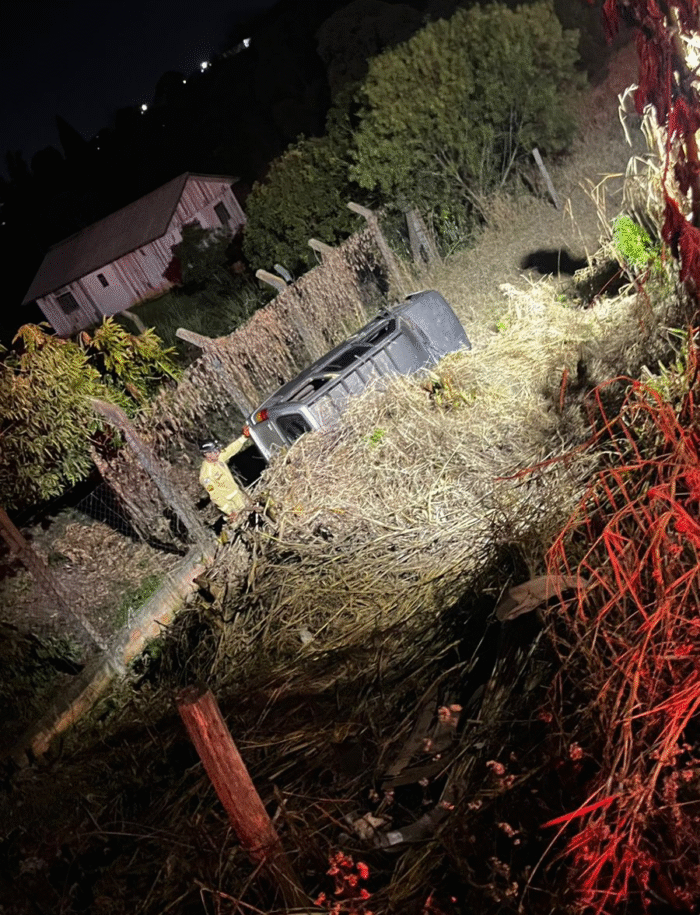 VEÍCULO CAPOTA AO CAIR EM BARRANCO NA RUA CAMPO LARGO
