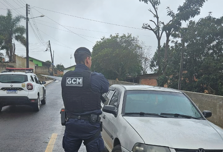 VEÍCULO COM ALERTA DE FURTO É RECUPERADO PELA GUARDA CIVIL MUNICIPAL NO CARÁ-CARÁ