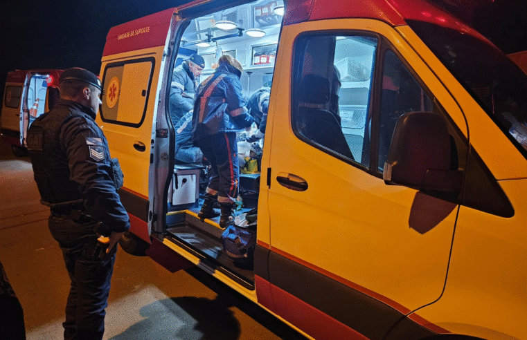 HOMEM É BALEADO NO PESCOÇO DURANTE A MADRUGADA — VÍTIMA FOI ENCONTRADA COBERTA DE SANGUE POR MORADOR