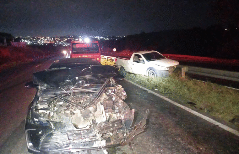 COLISÃO TRASEIRA ENTRE COROLLA E STRADA DEIXA UM FERIDO NA BR-376