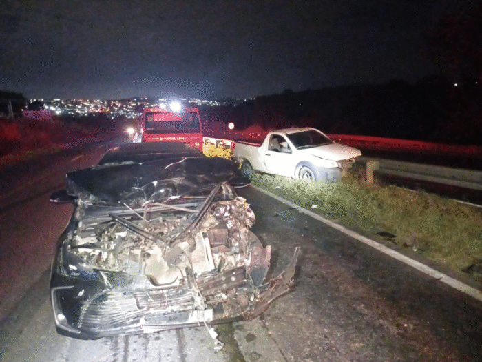 COLISÃO TRASEIRA ENTRE COROLLA E STRADA DEIXA UM FERIDO NA BR-376