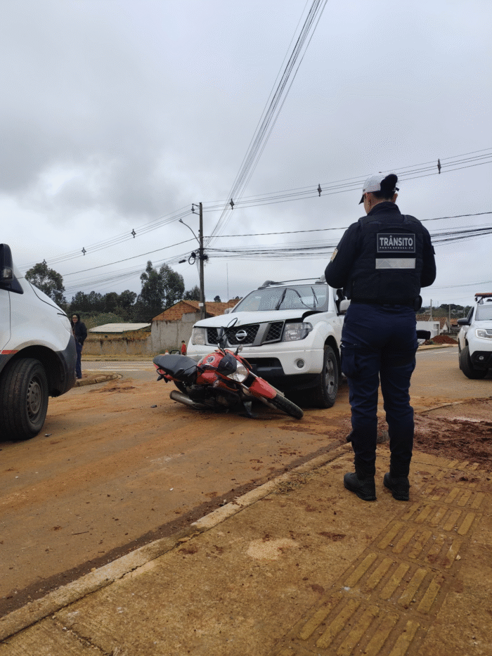 MOTOCICLISTA FICA FERIDO APÓS COLIDIR COM CAMINHONETE EM PONTA GROSSA