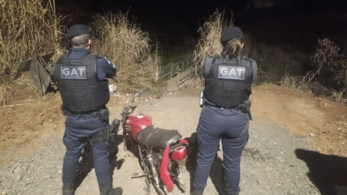 MOTOCICLETA DESMONTADA É ENCONTRADA EM AÇUDE NA VILA ESTRELA