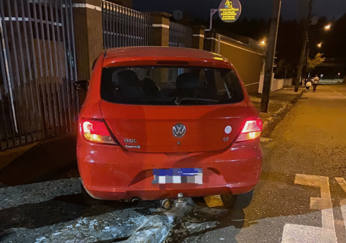 MOTORISTA EMBRIAGADO COLIDE COM CARRO ESTACIONADO E FOGE, MAS É LOCALIZADO PELA GUARDA