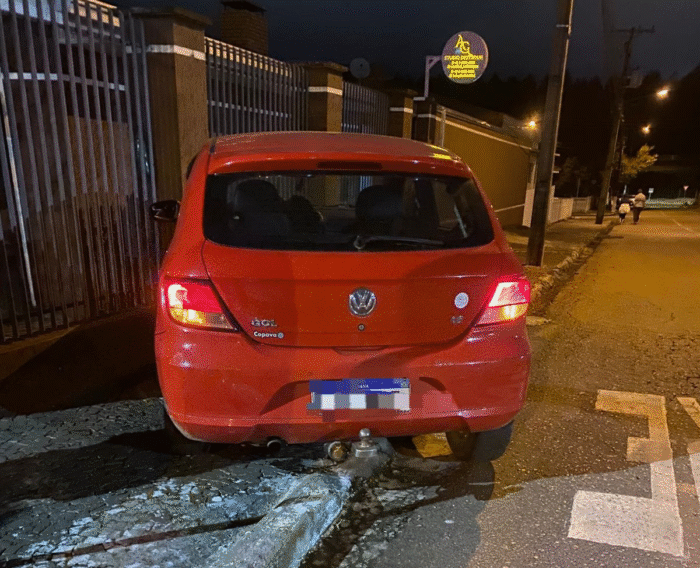 MOTORISTA EMBRIAGADO COLIDE COM CARRO ESTACIONADO E FOGE, MAS É LOCALIZADO PELA GUARDA