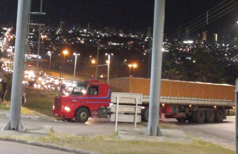 CAMINHÃO ENTRA POR ENGANO EM ACESSO EXCLUSIVO PARA VEÍCULOS PEQUENOS E GERA CONGESTIONAMENTO NO ATACADÃO