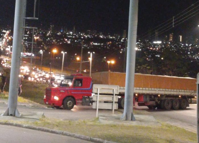 CAMINHÃO ENTRA POR ENGANO EM ACESSO EXCLUSIVO PARA VEÍCULOS PEQUENOS E GERA CONGESTIONAMENTO NO ATACADÃO