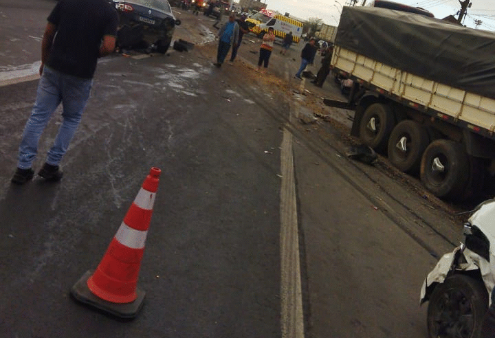 CAMINHÃO DESGOVERNADO ATINGE VEÍCULOS E DEIXA 16 FERIDOS NA BR-376 (VÍDEO)
