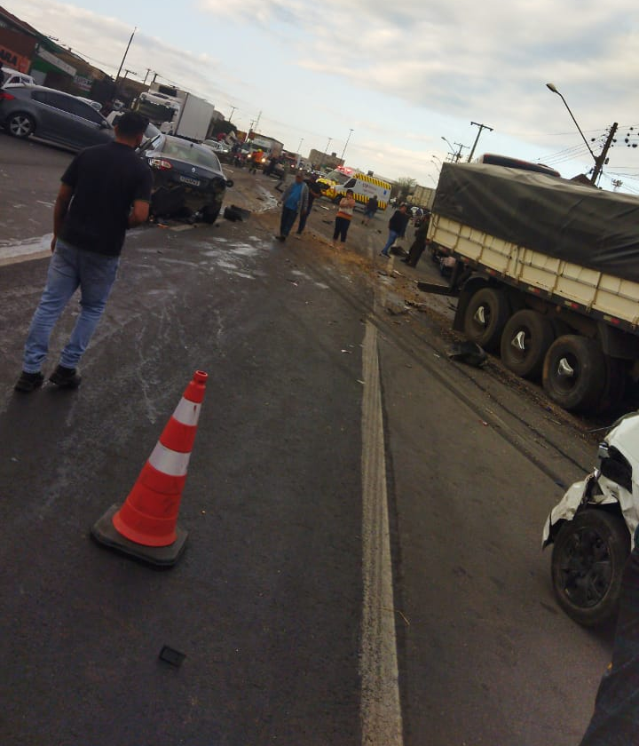 CAMINHÃO DESGOVERNADO ATINGE VEÍCULOS E DEIXA 16 FERIDOS NA BR-376 (VÍDEO)