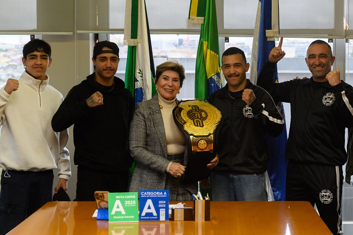 THE KING ZENIDIM APRESENTA CINTURÃO DO MMA PARA A PREFEITA ELIZABETH