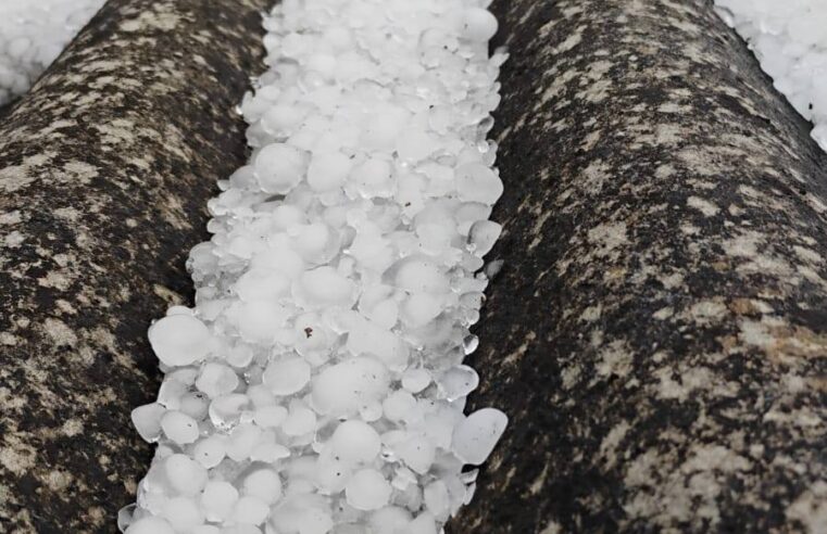 TELHADOS DANIFICADOS E PÁTIO COBERTO DE GELO: CENÁRIO APÓS GRANIZO EM CASTRO