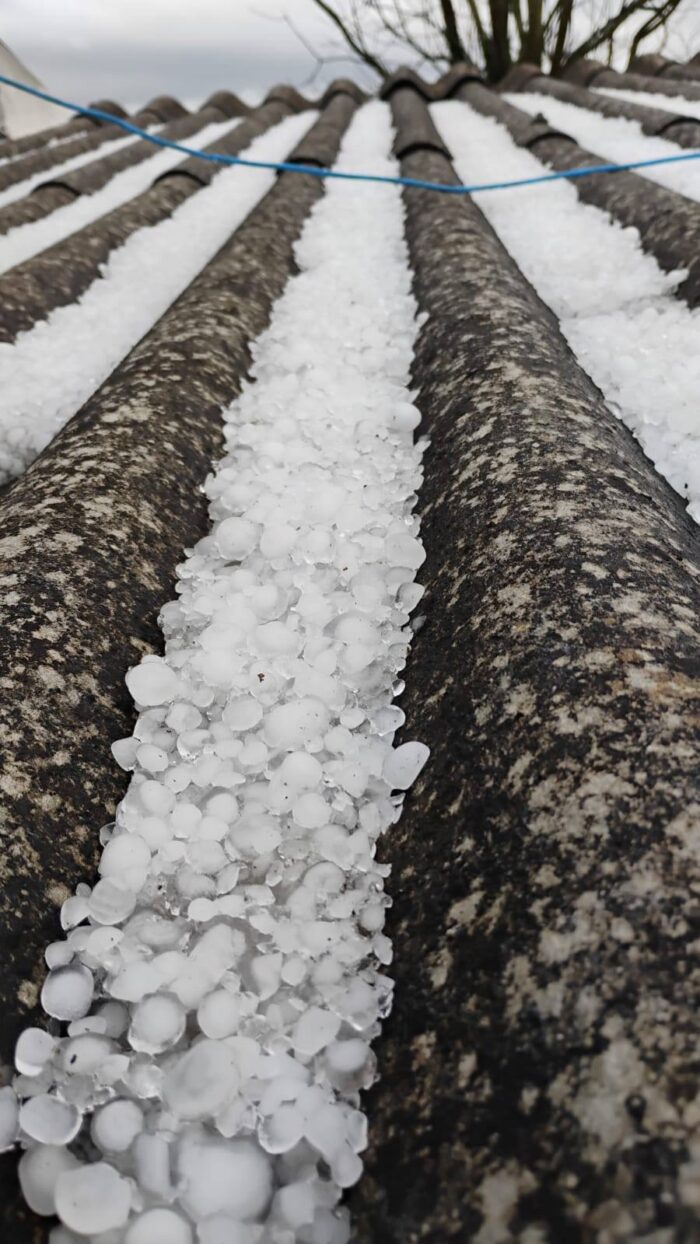 TELHADOS DANIFICADOS E PÁTIO COBERTO DE GELO: CENÁRIO APÓS GRANIZO EM CASTRO