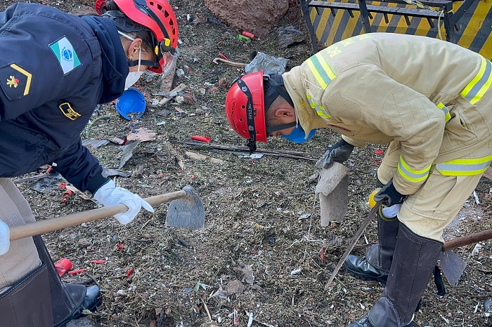PROFISSIONAIS SEGUEM BUSCA POR VESTÍGIOS DAS VÍTIMAS DE EXPLOSÃO NA ENAEX