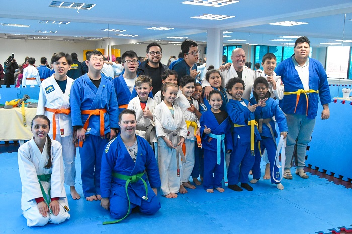 ATLETAS COM SÍNDROME DE DOWN E AUTISMO FAZEM A TROCA DE FAIXAS NO JUDÔ