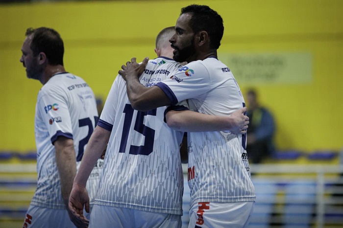 ACGF/GERENCIAL VENCE PORTUGAL NA ESTREIA DO METROPOLITANO DE FUTSAL